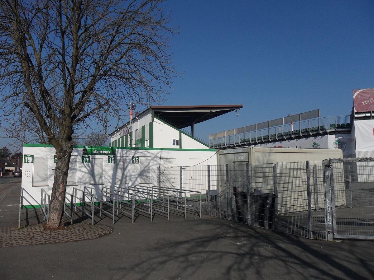 Gästekassen und alte Tribüne am Fürther Stadion im Winter