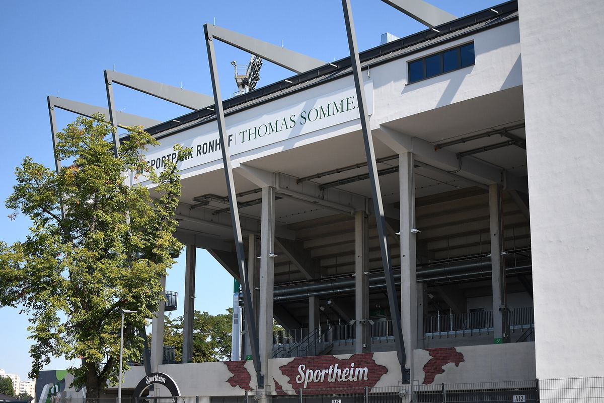 Die Haupttribüne des Sportparks Ronhof mit dem Schriftzug des Stadions