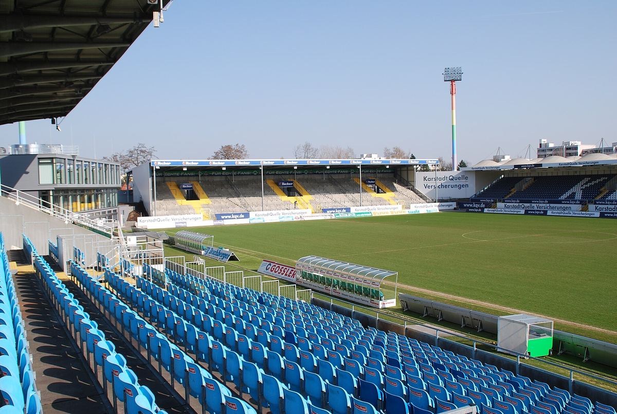 Stehplatztribüne im Fürther Stadion